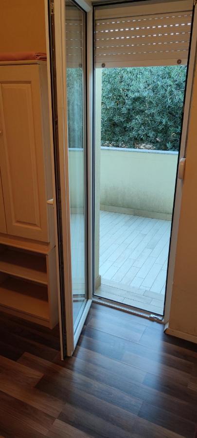 Cinema House Single & Double Rooms & Studio Apartments プーラ エクステリア 写真