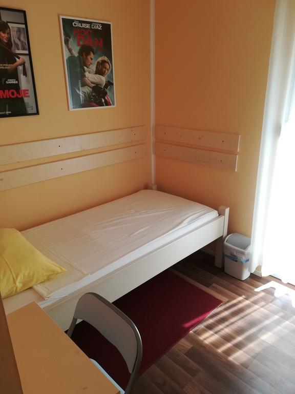 Cinema House Single & Double Rooms & Studio Apartments プーラ エクステリア 写真