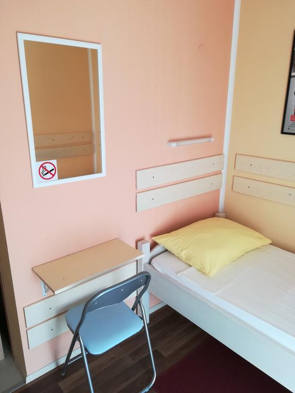 Cinema House Single & Double Rooms & Studio Apartments プーラ エクステリア 写真