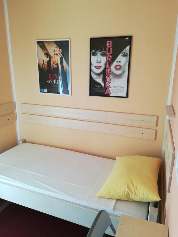 Cinema House Single & Double Rooms & Studio Apartments プーラ エクステリア 写真