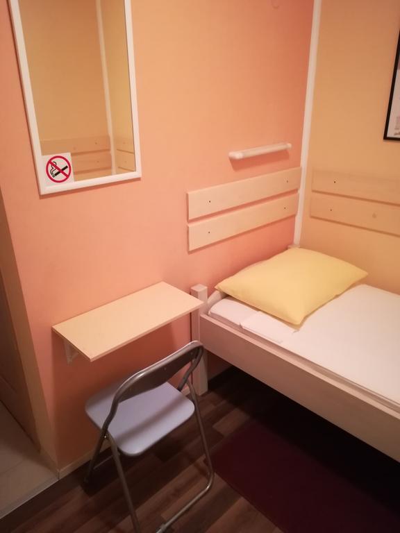 Cinema House Single & Double Rooms & Studio Apartments プーラ エクステリア 写真