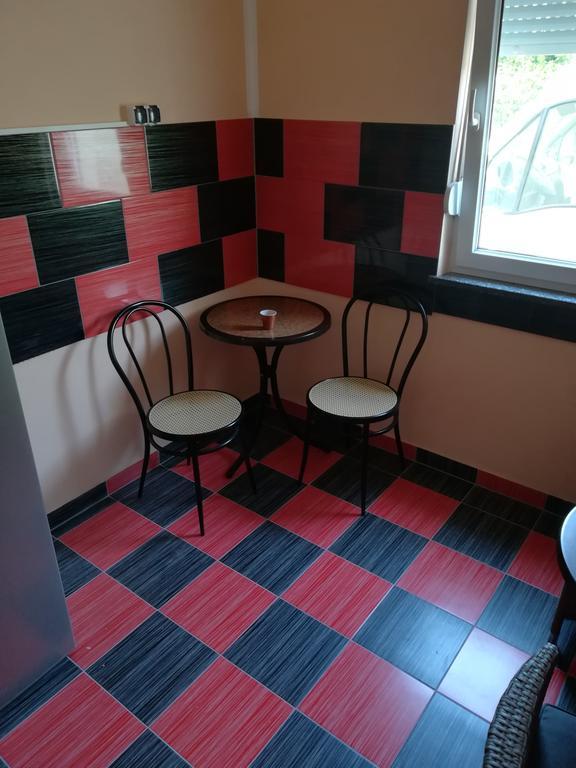 Cinema House Single & Double Rooms & Studio Apartments プーラ エクステリア 写真