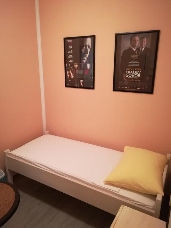 Cinema House Single & Double Rooms & Studio Apartments プーラ エクステリア 写真
