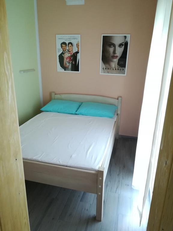 Cinema House Single & Double Rooms & Studio Apartments プーラ エクステリア 写真