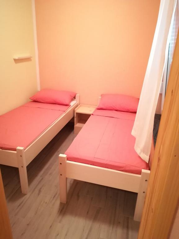 Cinema House Single & Double Rooms & Studio Apartments プーラ エクステリア 写真