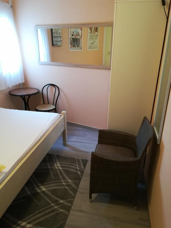 Cinema House Single & Double Rooms & Studio Apartments プーラ エクステリア 写真