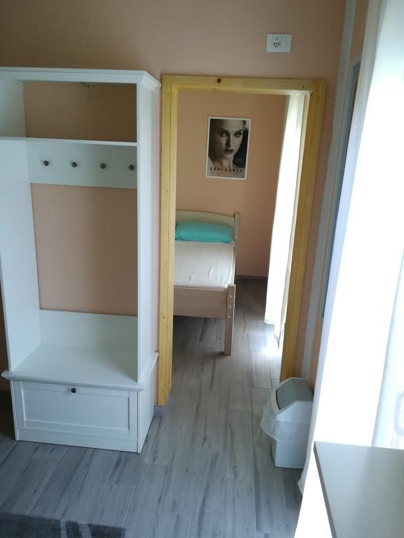 Cinema House Single & Double Rooms & Studio Apartments プーラ エクステリア 写真