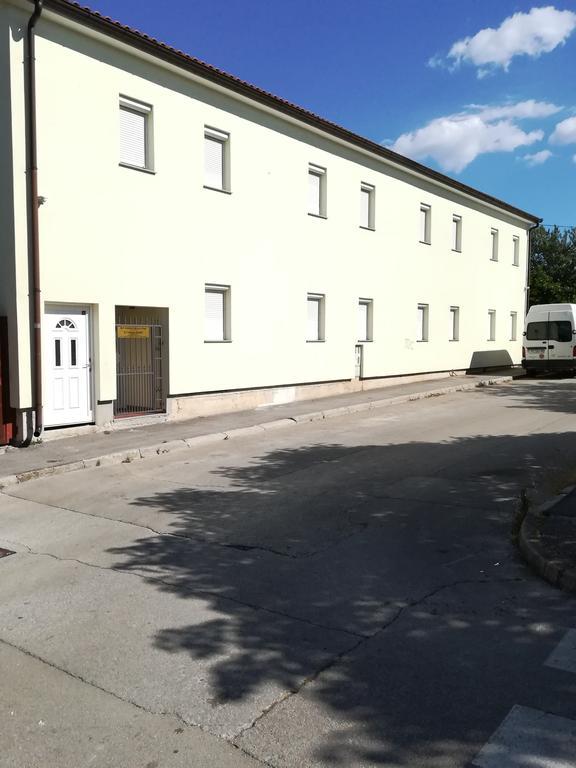Cinema House Single & Double Rooms & Studio Apartments プーラ エクステリア 写真