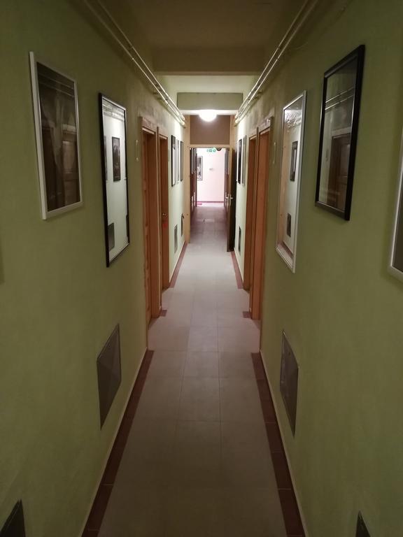 Cinema House Single & Double Rooms & Studio Apartments プーラ エクステリア 写真