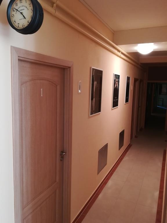 Cinema House Single & Double Rooms & Studio Apartments プーラ エクステリア 写真