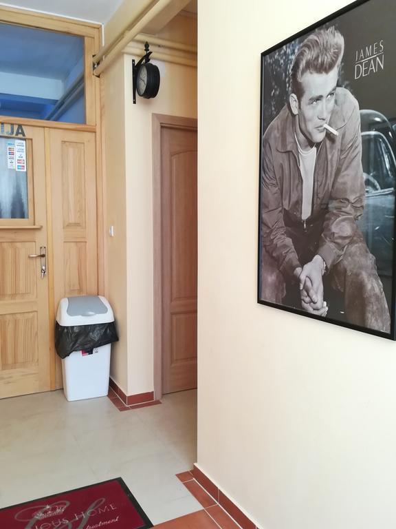 Cinema House Single & Double Rooms & Studio Apartments プーラ エクステリア 写真