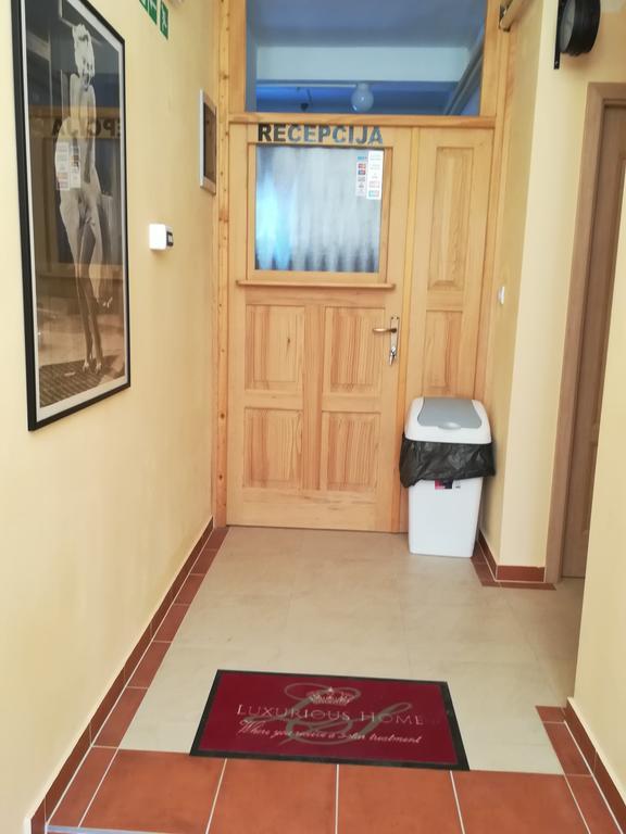 Cinema House Single & Double Rooms & Studio Apartments プーラ エクステリア 写真