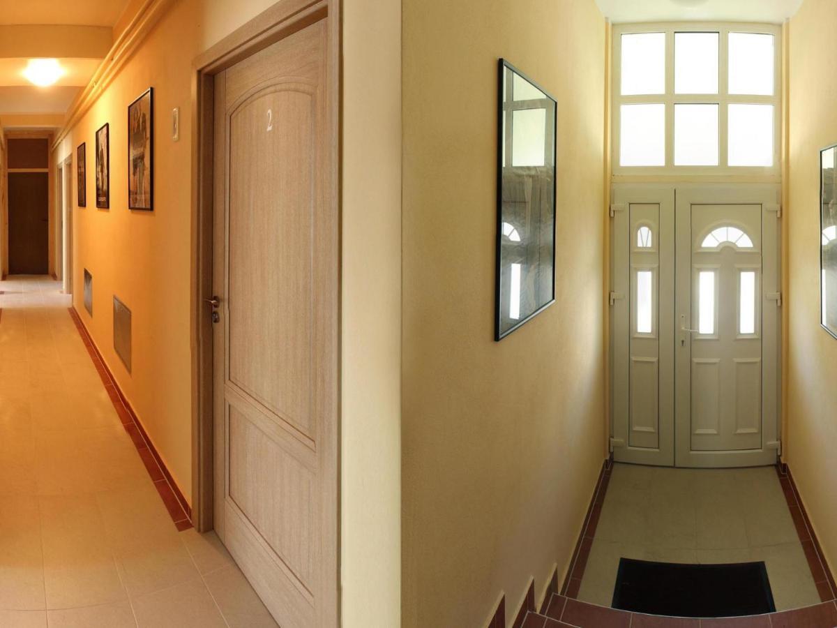 Cinema House Single & Double Rooms & Studio Apartments プーラ エクステリア 写真